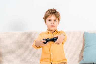 Joystick ile oynama ve kameraya arıyorum şirin küçük çocuk