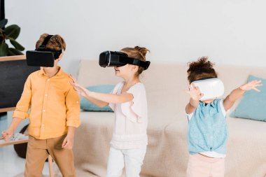 sanal gerçeklik kulaklıklar içinde birlikte oynayan sevimli küçük çocuklar  