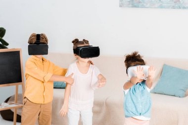 çok güzel küçük çocuklar birlikte sanal gerçeklik kulaklık kullanma