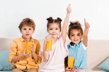 suyu gözlük tutan ve başparmak ortaya çok güzel çok ırklı çocuklar 