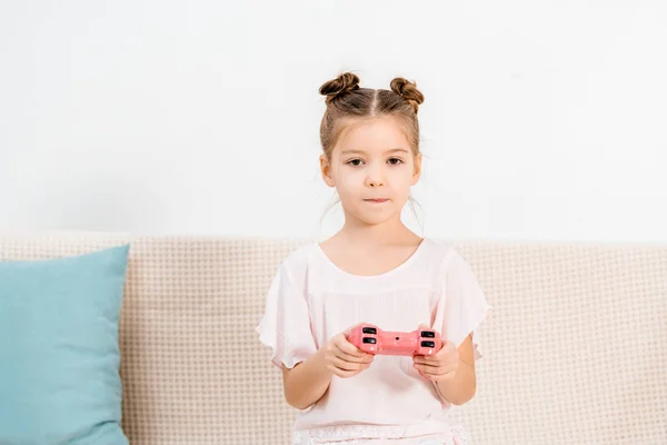 Bedårande Barn Sitter Soffan Och Leker Med Rosa Joystick — Gratis stockfoto