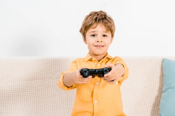 Bedårande Liten Pojke Spelar Videospel Med Joystick Och Tittar Kameran — Stockfoto