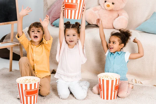 Söt Glada Barn Sitter Mattan Och Hålla Lådor Med Popcorn — Gratis stockfoto