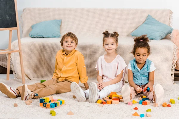 Adorável Crianças Multiétnicas Brincando Com Cubos Coloridos Sorrindo Para Câmera — Fotografia de Stock