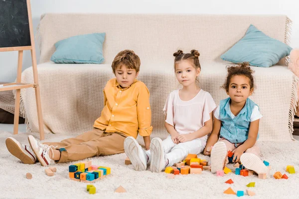 Słodkie Dzieci Wieloetnicznym Grając Kolorowe Kostki Patrząc Kamery — Darmowe zdjęcie stockowe