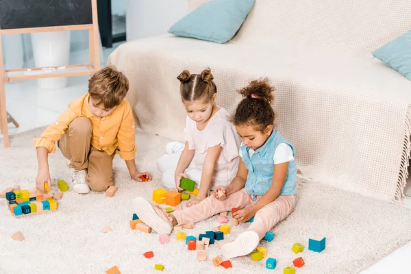 Visão Alto Ângulo Adoráveis Crianças Multiétnicas Brincando Com Cubos Coloridos — Fotografia de Stock