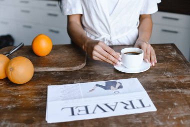 sabah mutfakta kahve alarak beyaz elbise içinde karışık yarış kız resim kırpılmış