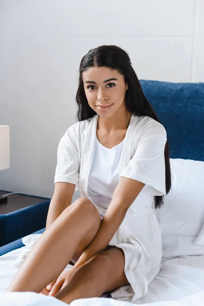Attractive Mixed Race Girl White Robe Sitting Bed Looking Camera — Free Stock Photo