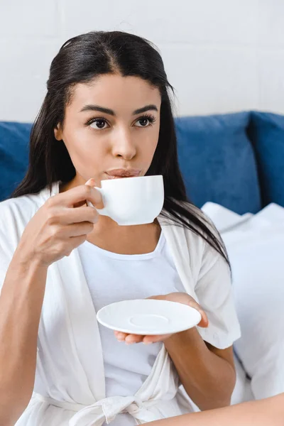 아침에 침대에서 커피를 마시는 가운에 — 스톡 사진