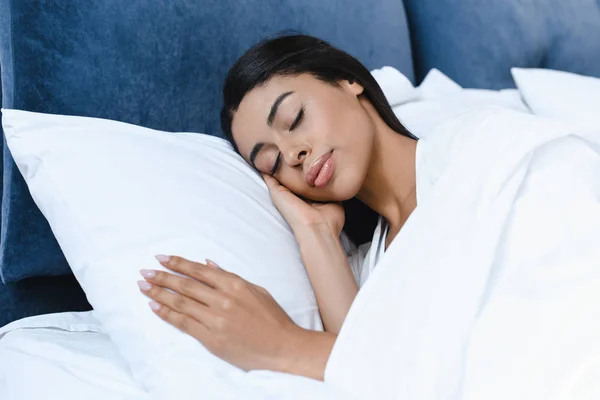 Hermosa Chica Raza Mixta Durmiendo Cama Por Mañana — Foto de stock gratis