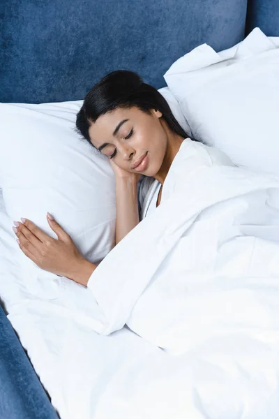 Hoge Hoekmening Van Mooi Gemengd Ras Meisje Slapen Bed Ochtend — Stockfoto