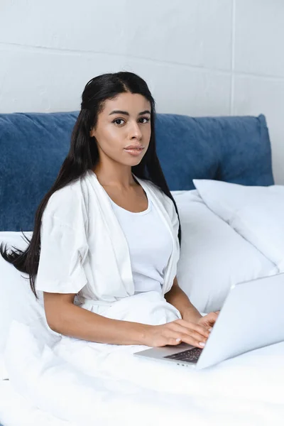 Beautiful Mixed Race Girl White Robe Using Laptop Morning Bed — Free Stock Photo