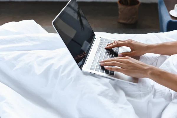 Обрізане Зображення Змішаної Гонки Дівчини Використовує Ноутбук Вранці Ліжку — Безкоштовне стокове фото