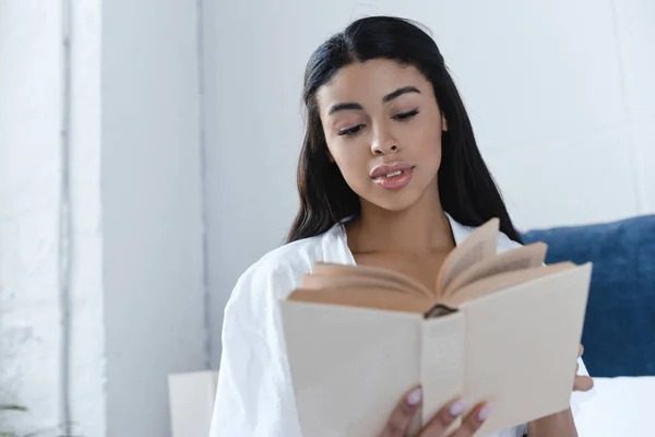 Attractive Mixed Race Girl White Robe Reading Book Bed Morning — Free Stock Photo
