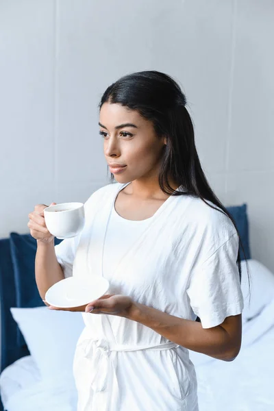 Schönes Mischlingsmädchen Weißem Gewand Das Morgens Eine Tasse Kaffee Schlafzimmer — Stockfoto