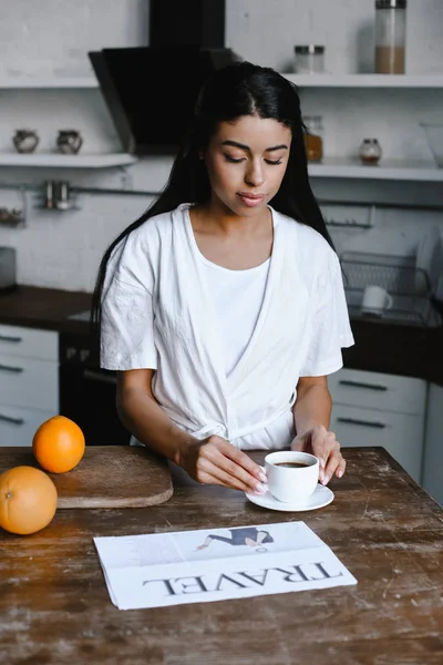 Hermosa Chica Raza Mixta Bata Blanca Tomando Taza Café Mañana — Foto de Stock