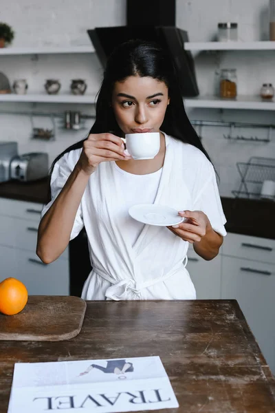สาวผสมเช อชาต สวยงามในเส อคล ขาว มกาแฟในตอนเช าในคร — ภาพถ่ายสต็อก
