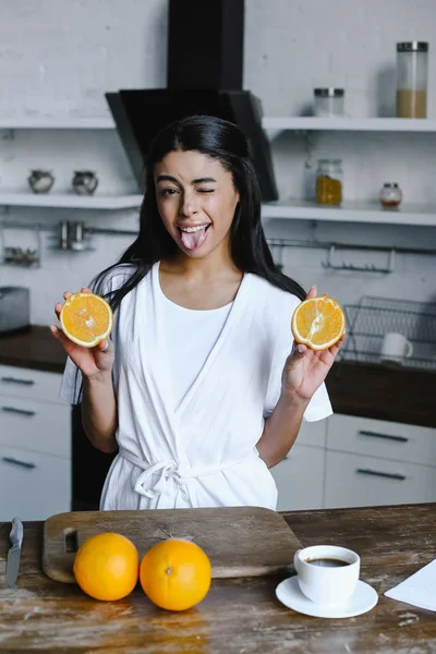 Bela Menina Raça Mista Roupão Branco Segurando Cortado Laranja Piscando — Fotografia de Stock