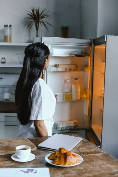 Arkadan Karışık Yarış Kız Beyaz Elbise Buzdolabı Içine Sabah Mutfakta — Stok fotoğraf