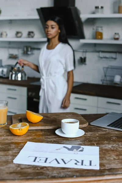 Вибірковий Фокус Красивої Змішаної Гонки Дівчини Білому Халаті Тримає Чайник — Безкоштовне стокове фото