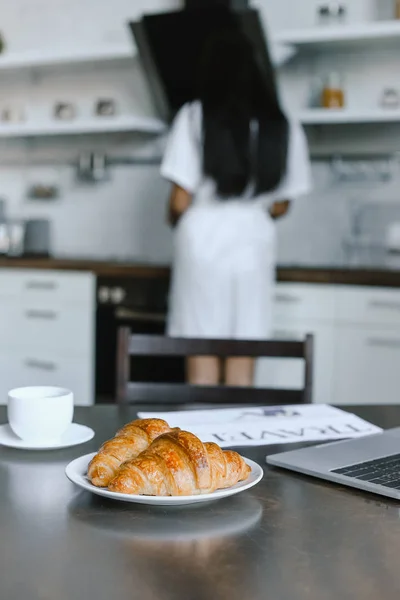 Back View Mixed Race Girl White Robe Standing Stove Morning — Free Stock Photo