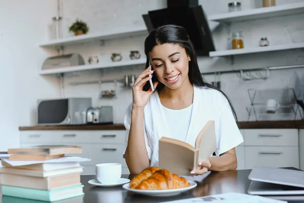 Smiling Beautiful Mixed Race Girl White Robe Talking Smartphone Morning — Free Stock Photo