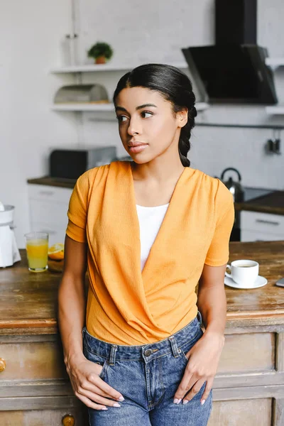 Привлекательная Девушка Смешанной Расы Оранжевой Рубашке Смотрит Сторону Кухне — Бесплатное стоковое фото