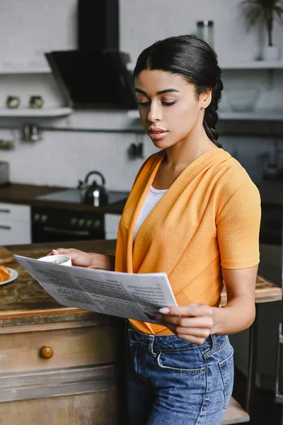 Bela Menina Raça Mista Camisa Laranja Segurando Xícara Café Ler — Fotografia de Stock Grátis