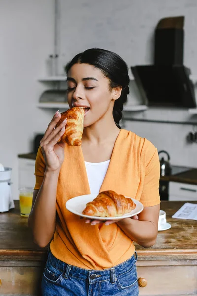 Hermosa Chica Raza Mixta Camisa Naranja Comer Croissant Desayuno Cocina — Foto de Stock