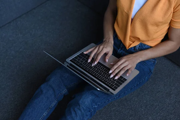 Bijgesneden Afbeelding Van Gemengd Ras Meisje Oranje Shirt Met Laptop — Gratis stockfoto