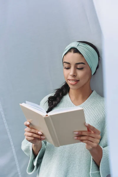 Bela Menina Raça Mista Camisola Turquesa Headband Livro Leitura Casa — Fotografia de Stock Grátis