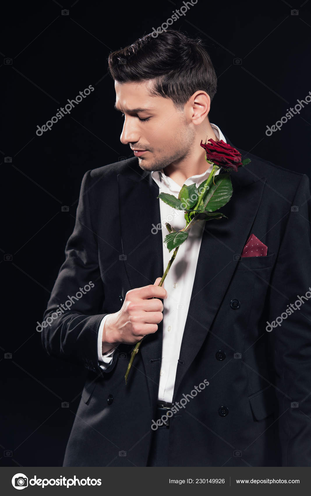 Muž Obleku Drží Červená Růže Při Pohledu Izolovaných Černá - zdarma stock  fotografie ©IgorVetushko #230149926
