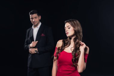 adam arka plan üzerine siyah izole kırmızı elbiseli güzel kadının seçici odak