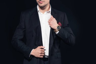 kırpılmış takım elbise siyah izole ayarlama adam görünümünü