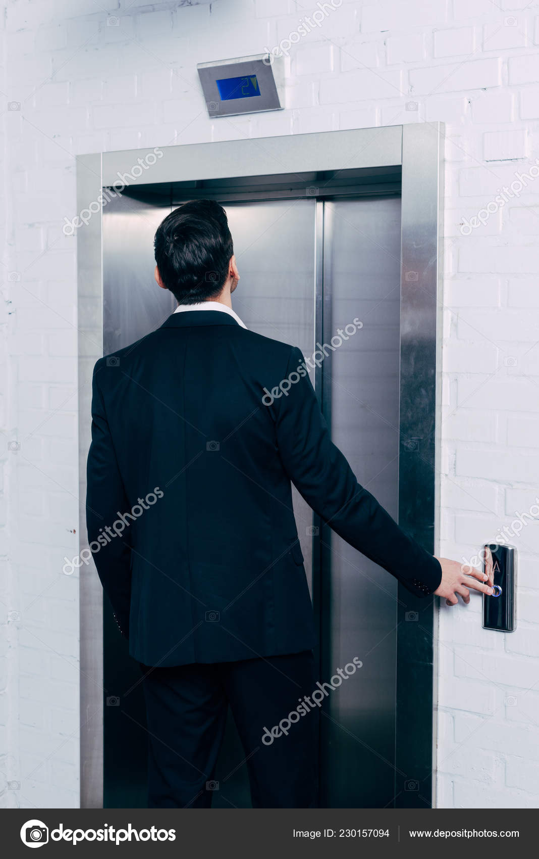 В начале подъема в лифте высотного здания человек ощущает. Вес тела в лифте физика. Поднимаясь в скоростном лифте человек ощущает. Люди в лифте. Лифт падает.