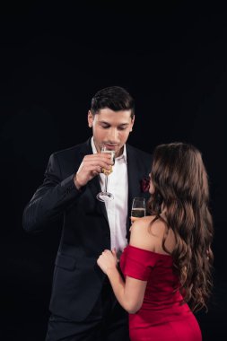 formal giyim siyah izole şampanya içmek genç çift