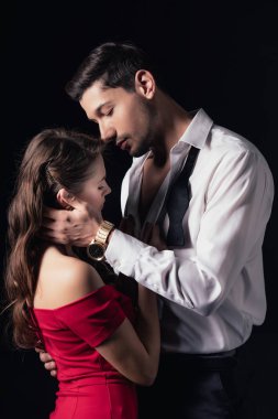 yakışıklı adam kucaklayan güzel kadın siyah izole kırmızı elbiseli