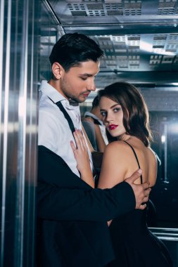 Kamera adam seyir ve yakışıklı adam asansörde kucaklayan güzel kadın