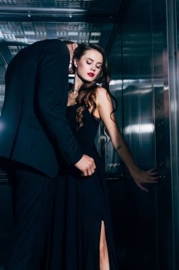 Asansörde öpüşme tutkulu genç çift