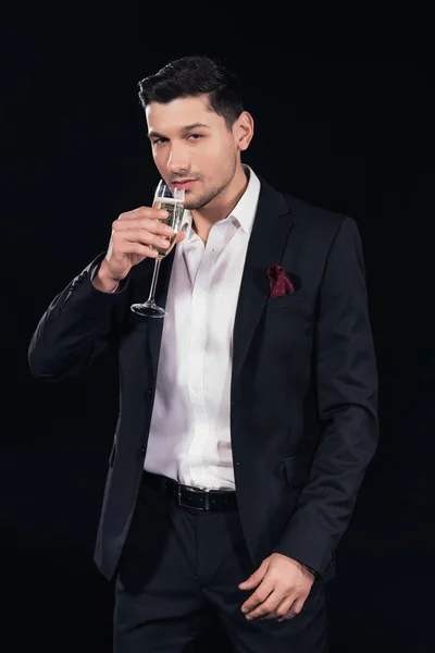 Man Camera Kijken Drinken Champagne Geïsoleerd Zwart — Gratis stockfoto
