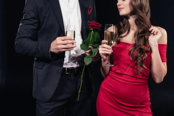 Vue Recadrée Couple Tenant Des Verres Champagne Rose Rouge Isolé — Photo