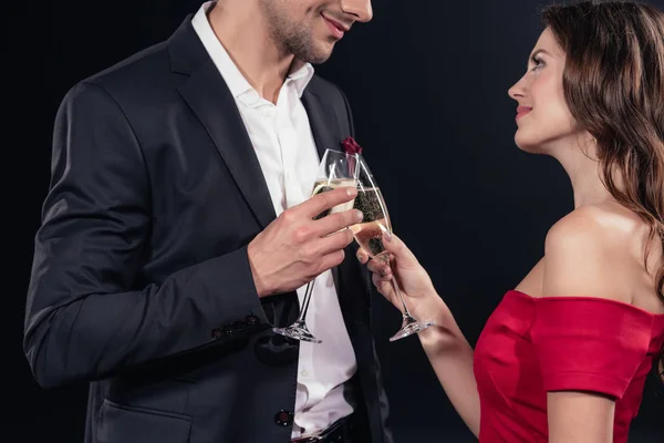 Heureux Couple Toasting Avec Des Verres Champagne Isolé Sur Noir — Photo