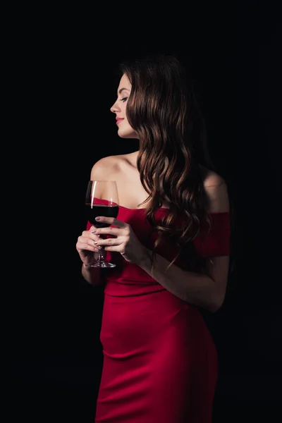 Bela Mulher Vestido Vermelho Segurando Copo Vinho Tinto Olhando Para — Fotografia de Stock