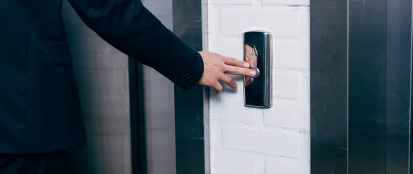 Обрізаний Вид Людини Натискає Кнопку Ліфта — Безкоштовне стокове фото