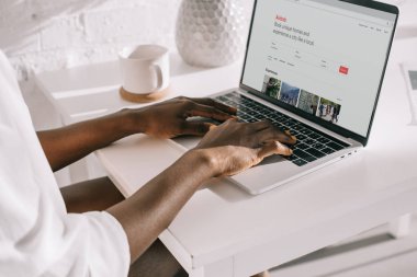 Afrikalı-Amerikalı kadın airbnb Web sitesi ile Laptop yazarak görünümünü kırpılmış