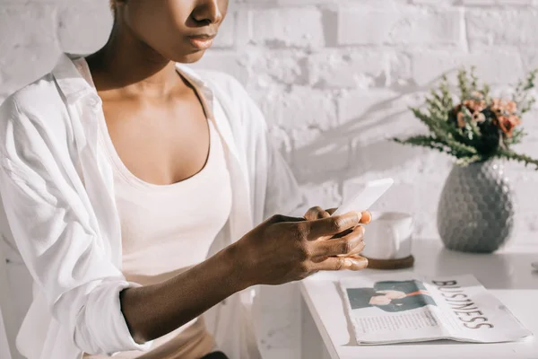 Rajattu Näkymä Amerikkalainen Nainen Käyttää Älypuhelinta Valkoinen Keittiö — ilmainen valokuva kuvapankista