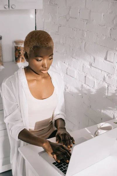 Afrikaanse Amerikaanse Vrouw Typen Laptop Witte Keuken — Gratis stockfoto