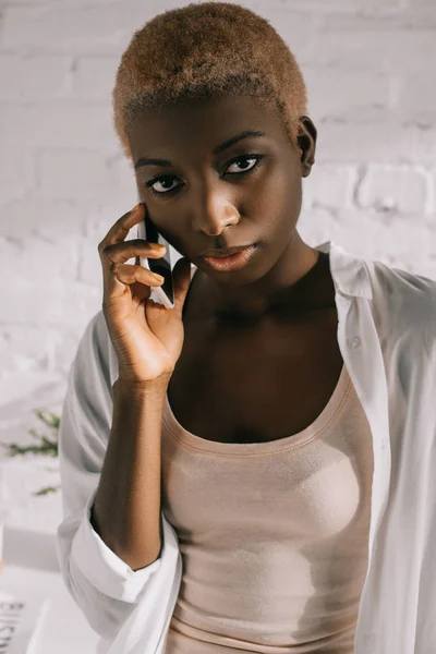 Close African American Woman Short Hair Talking Smartphone — Free Stock Photo