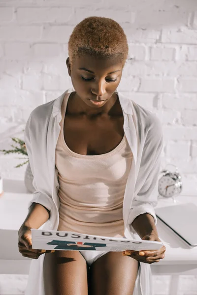 Mujer Afroamericana Con Pelo Corto Lectura Periódico Negocios — Foto de stock gratis