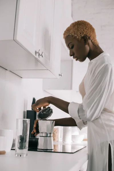 African American Woman Preparing Beverage Coffee Pot — Free Stock Photo